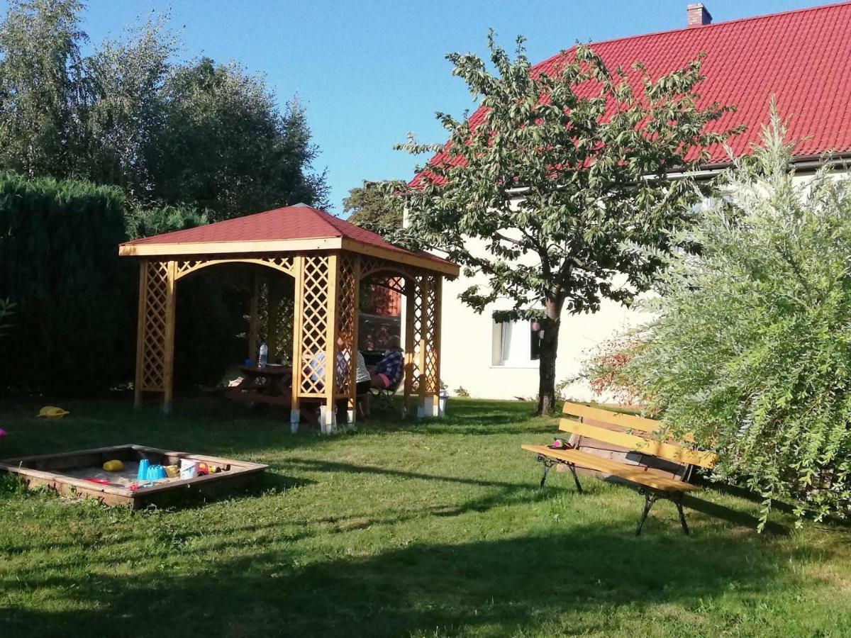 Pokoje Goscinne Pod Jabloniami Ujście-Darłowskie Exterior foto